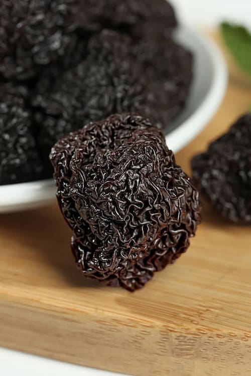 آلو بخارا سیاه خشک با عطر خاص و ماندگار